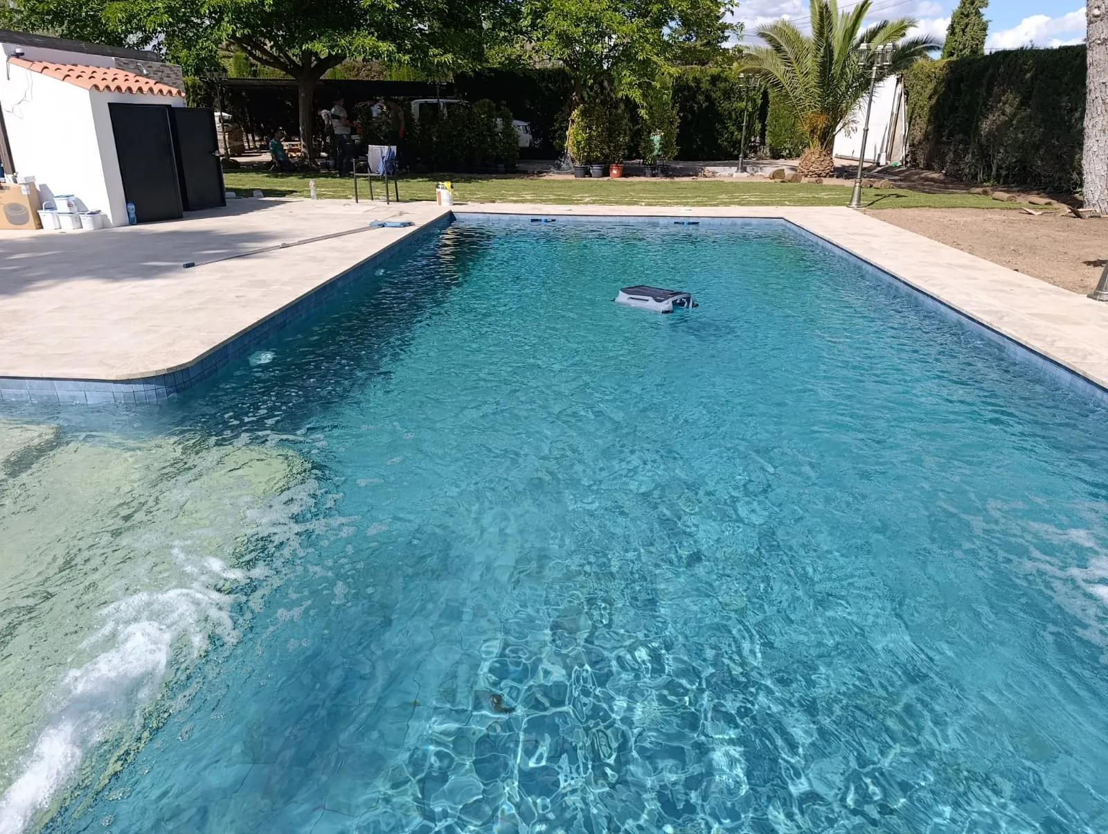 Piscina terminada con agua